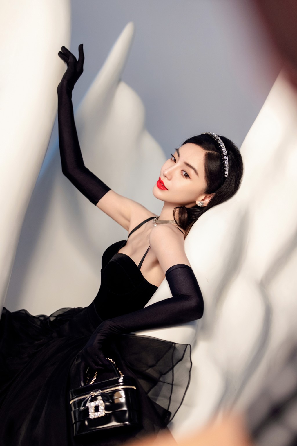 Angelababy在內地人氣高，煲煙影片一出即時成為熱話。